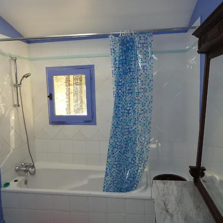 Le De Paxou Nyaraló *